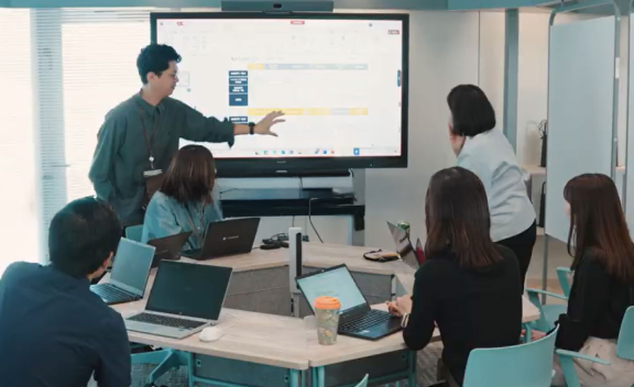 大型モニターを使った打ち合わせ風景