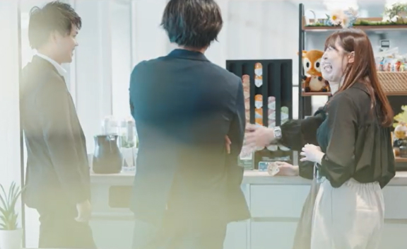 立ち話で相談する様子