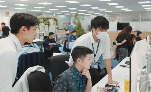 デスクで作業する様子