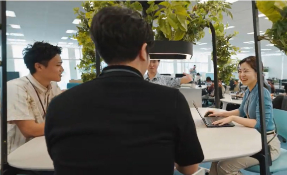 打ち合わせスペースで会話する様子