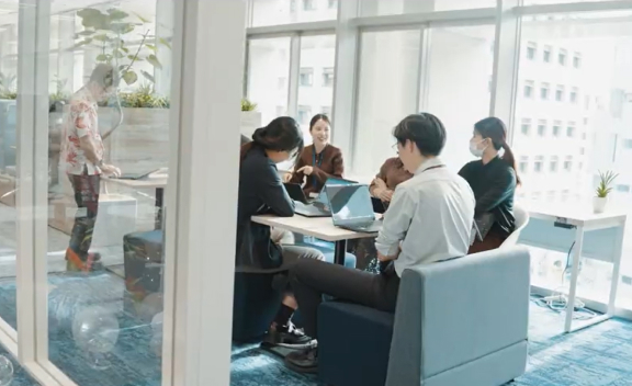 窓際のミーティング風景