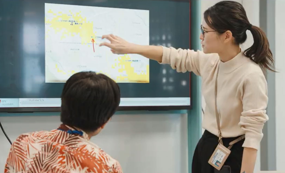 モニターを使って説明を行う研修風景
