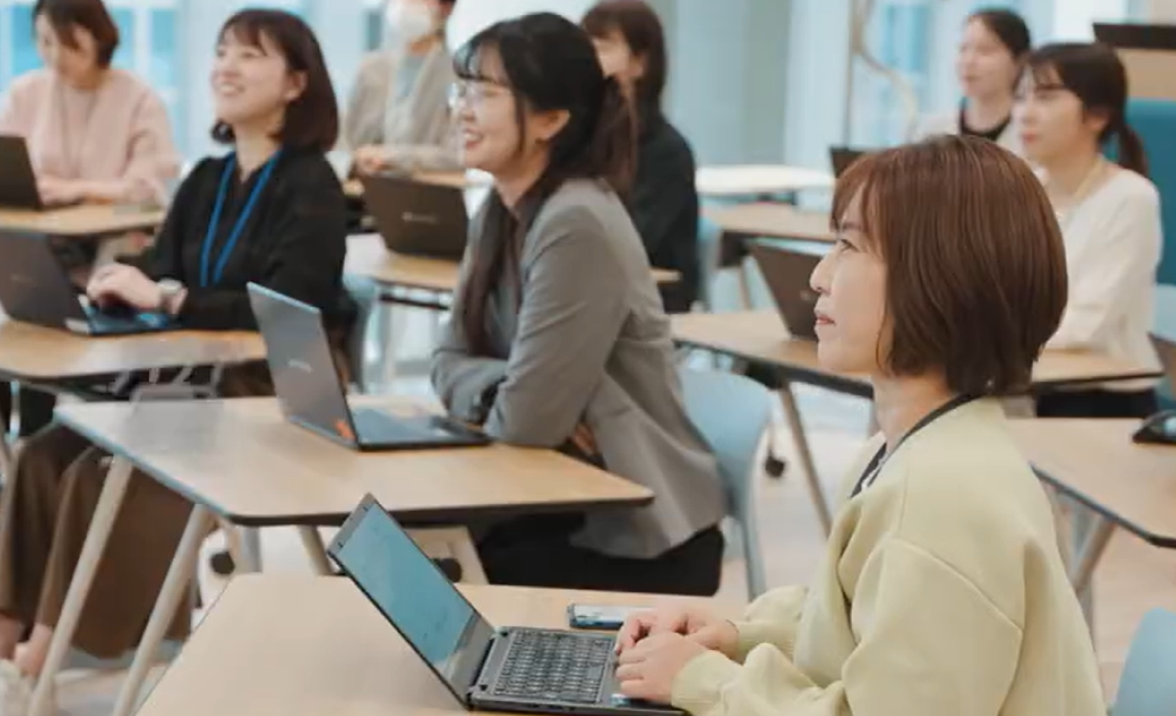 ノートPCを使いながら受講する研修風景