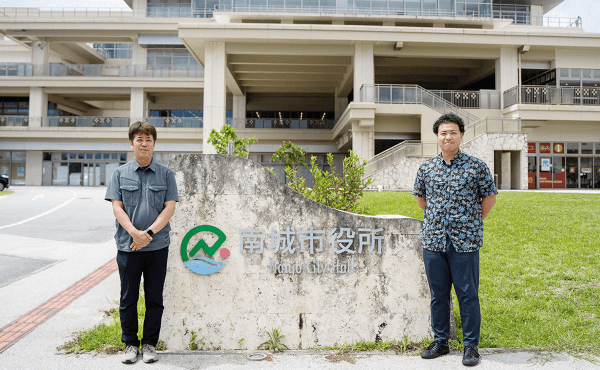 左：南城市 農林水産部 産業振興課 係長 玉城 司 氏
右：沖縄セルラー電話株式会社 ビジネスデザイン本部 地方創生部 地方創生１グループ 松田 一志
